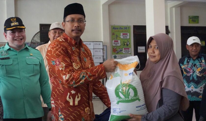 Bupati Sidoarjo Ahmad Muhdlor saat menyalurkan bantuan pangan di Kabupaten Sidoarjo, Jawa Timur, Selasa (14/11/2023). Foto: Pemkab Sidoarjo