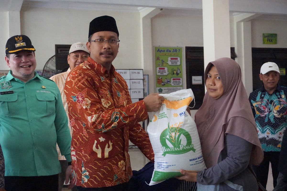 Bupati Sidoarjo Ahmad Muhdlor saat menyalurkan bantuan pangan di Kabupaten Sidoarjo, Jawa Timur, Selasa (14/11/2023). Foto: Pemkab Sidoarjo