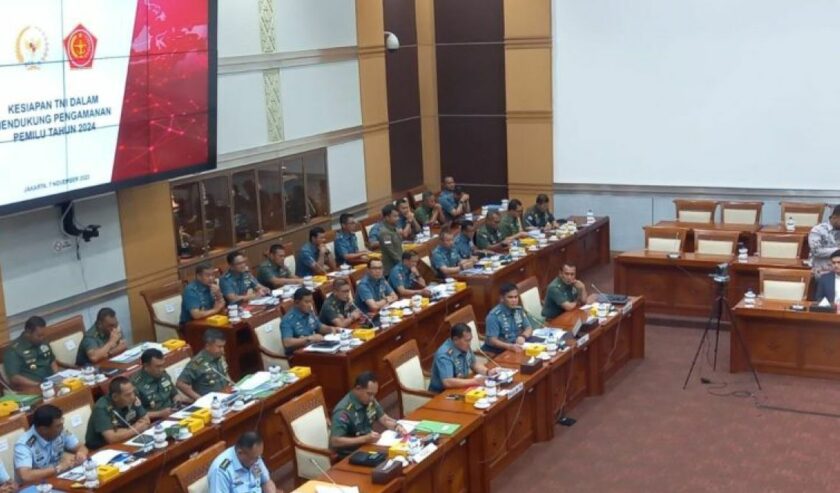 Rapat Kerja (Raker) Komisi I DPR RI dengan Panglima TNI beserta Kasad, Kasal, dan Kasau di Kompleks Parlemen, Senayan, Jakarta, Selasa (7/11/2023). Foto: Antara