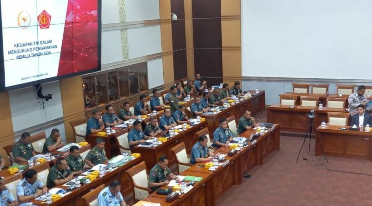 Rapat Kerja (Raker) Komisi I DPR RI dengan Panglima TNI beserta Kasad, Kasal, dan Kasau di Kompleks Parlemen, Senayan, Jakarta, Selasa (7/11/2023). Foto: Antara