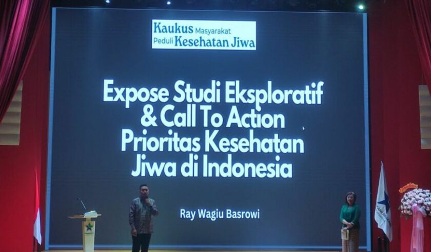 Anggota tim peneliti kedokteran komunitas dari Universitas Indonesia Ray W. Basrowi (kiri) memaparkan hasil penelitian terkait kesehatan jiwa dalam acara kaukus masyarakat peduli jiwa di Jakarta, Selasa (14/11/2023). Foto: Antara