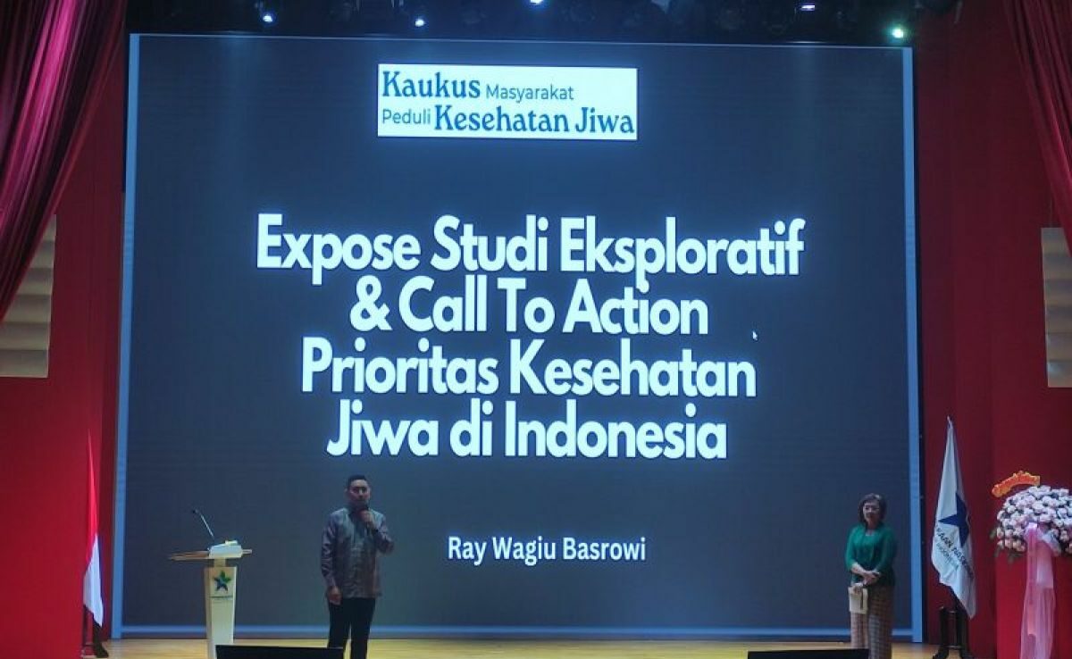 Anggota tim peneliti kedokteran komunitas dari Universitas Indonesia Ray W. Basrowi (kiri) memaparkan hasil penelitian terkait kesehatan jiwa dalam acara kaukus masyarakat peduli jiwa di Jakarta, Selasa (14/11/2023). Foto: Antara