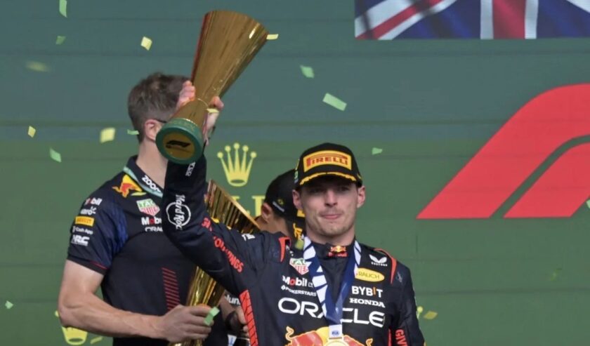 Max Verstappen, pembalap Red Bull Racing merayakan keberhasilannya memenangi Grand Prix Sao Paulo, di Sirkuit Interlagos, Sao Paulo, Brazil, Minggu (5/11/2023). Foto: AFP/Antara