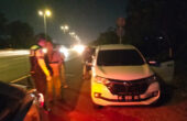 Polisi Patroli Jalan Raya (PJR) Tol Jawa Timur 2 mengamankan mobil Daihatsu Xenia bernomor pelat AG 1630 OS di sekitar Gerbang Tol Sidoarjo 2, pada Selasa (14/11/2023) sekitar pukul 22.30 WIB. Mobil itu diduga sedang digelapkan oleh peminjamnya,. Foto: Istimewa