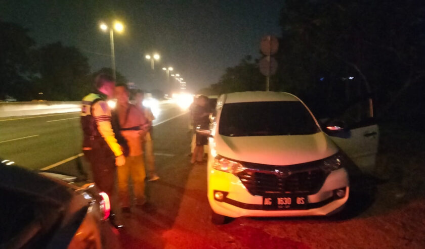 Polisi Patroli Jalan Raya (PJR) Tol Jawa Timur 2 mengamankan mobil Daihatsu Xenia bernomor pelat AG 1630 OS di sekitar Gerbang Tol Sidoarjo 2, pada Selasa (14/11/2023) sekitar pukul 22.30 WIB. Mobil itu diduga sedang digelapkan oleh peminjamnya,. Foto: Istimewa