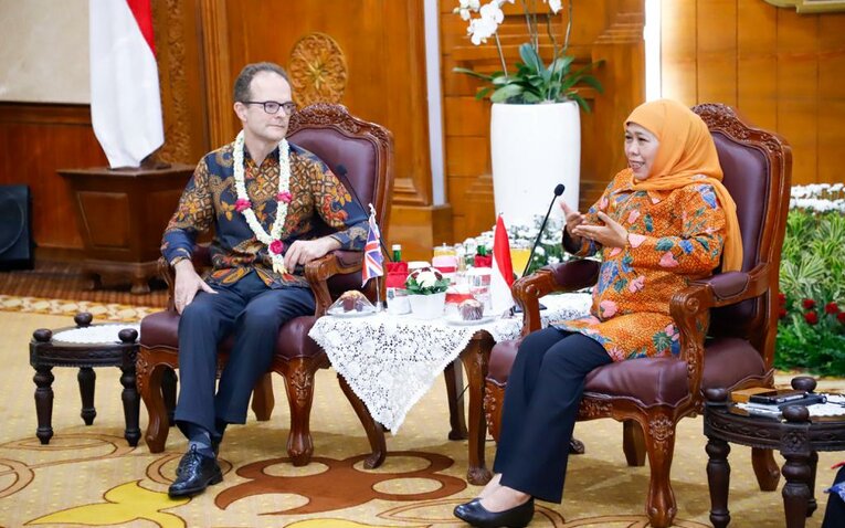 Khofifah Indar Parawansa Gubernur Jawa Timur (kanan) berbincang dengan Dominic Jermey Dubes Inggris untuk Indonesia dan Timor Leste di Gedung Negara Grahadi Surabaya, Jumat (15/12/2023). Foto: Humas Pemprov Jatim