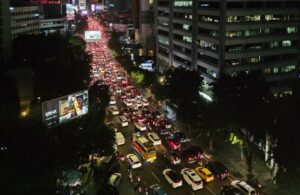 Aksi Demo Buruh, Lalu Lintas Lumpuh di Jalan Basuki Rahmat