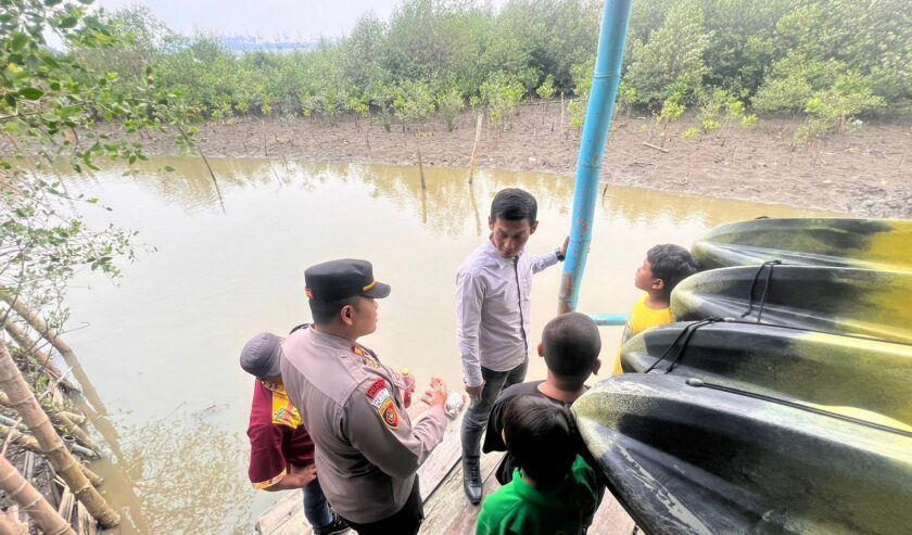 AKP Nurdianto Eko Wartono Kapolsek Benowo waktu melakukan pengecekan TKP lokasi ditemukannya potongan tubuh payudara, Kamis (7/12/2023) kemarin. Foto: Polsek Benowo kepada suarasurabaya.net