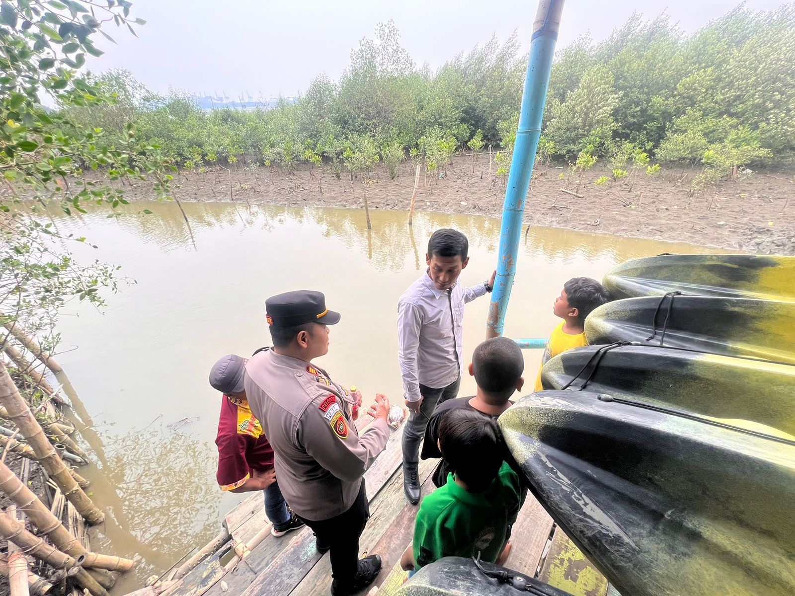 AKP Nurdianto Eko Wartono Kapolsek Benowo waktu melakukan pengecekan TKP lokasi ditemukannya potongan tubuh payudara, Kamis (7/12/2023) kemarin. Foto: Polsek Benowo kepada suarasurabaya.net