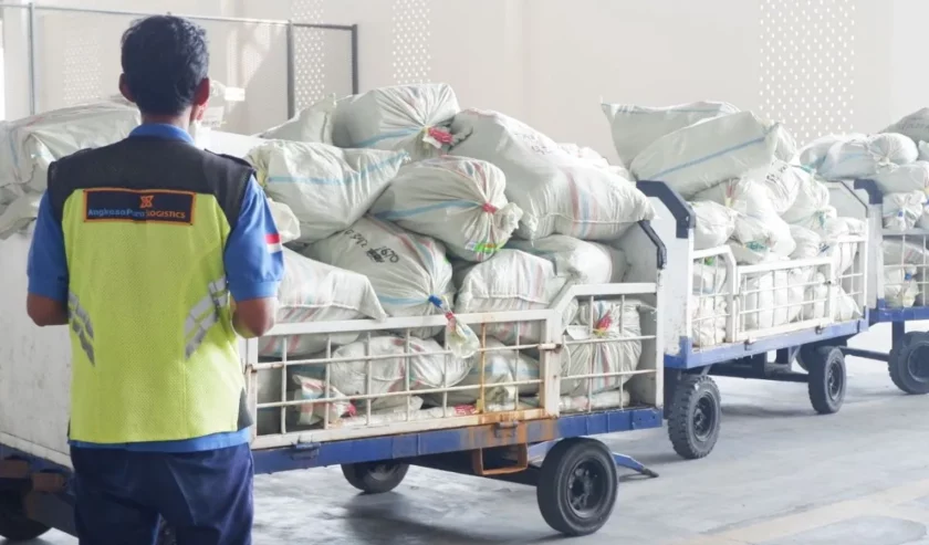 Suasana bongkar muat logistik di bandara. Foto: Angkasa Pura I