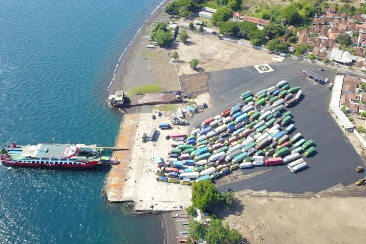 Suasana penyeberangan di lintasan Ketapang-Gilimanuk. Foto: ASDP