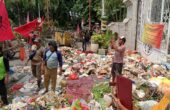 Massa aksi membuang tumpukan sampah di depan Pendopo Kapupaten Sidoarjo, Rabu (21/12/2023) kemarin. Foto: Istimewa