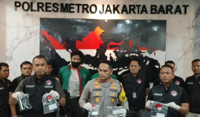 Jumpa pers pengungkapan kasus penyalahgunaan narkoba jenis sabu dan ganja di Polres Metro Jakarta Barat yang menyeret artis Ammar Zoni, Jumat (15/12/2023). Foto: Antara