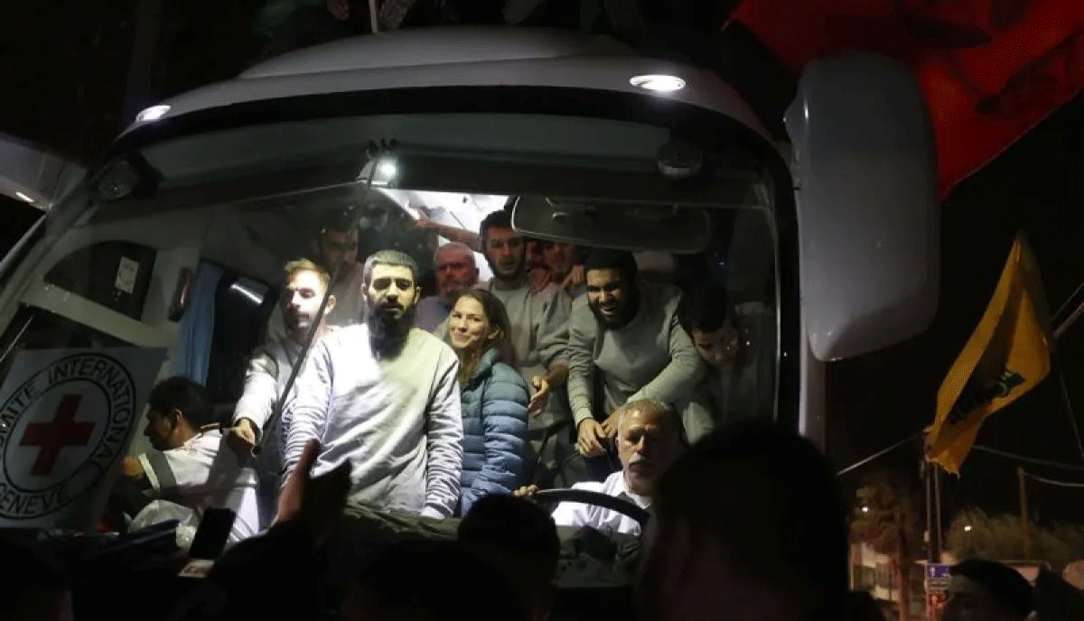 Arsip foto - Sebuah bus yang mentransfer tahanan Palestina tiba di kota Tepi Barat Al-Bireh, 26 November 2023. Sekitar 30 tahanan Palestina yang dibebaskan oleh Israel tiba di Tepi Barat pada Minggu, menyusul pembebasan 17 sandera oleh Hamas pada putaran kedua pertukaran tahanan-sandera di bawah kesepakatan gencatan senjata antara Israel dan Hamas. Foto: Antara/Xinhua