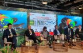 Rachmat Kaimuddin Deputi Bidang Koordinasi Infrastruktur dan Transportasi Kemenko Marves (kedua kiri) menyampaikan peran Indonesia dalam rantai pasok EV global di sesi diskusi di Paviliun Indonesia di COP28 Dubai, UEA, Jumat (1/12/2023). Foto: Antara/HO-Kemenko Kemaritiman dan Investasi