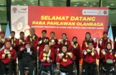 (jaket hitam) Ardima Rama Putra Chef de Mission (CdM) kontingen Indonesia berpose bersama kontingen para atlet Indonesia setibanya di Terminal 3 Bandara Internasional Soekarno-Hatta, Tangerang, Banten, Sabtu (9/12/2023) malam. Foto: Antara