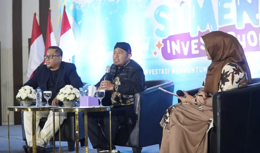 (Dari kiri ke kanan) Eddy Prastyo Editor In Chief Suara Surabaya, Ahmad Fauzi Bupati Sumenep, dan Aini Kusuma penyiar Suara Surabaya sekaligus moderator dalam kegiatan Sumenep Investaphoria di Hall Suara Surabaya Centre, Senin (11/12/2023). Foto: grafis suarasurabaya.net