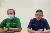 Kiri ke kanan: Dokter Kun Arifi Spesialis Anestesi Konsultan Perawatan Intensif Pelayanan Medis dan Dokter Tomy Lesmana penanggungjawab pasien korban penembakan, Jumat (29/12/2023). Foto: Meilita suarasurabaya.net