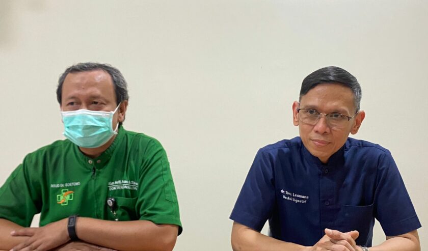 Kiri ke kanan: Dokter Kun Arifi Spesialis Anestesi Konsultan Perawatan Intensif Pelayanan Medis dan Dokter Tomy Lesmana penanggungjawab pasien korban penembakan, Jumat (29/12/2023). Foto: Meilita suarasurabaya.net