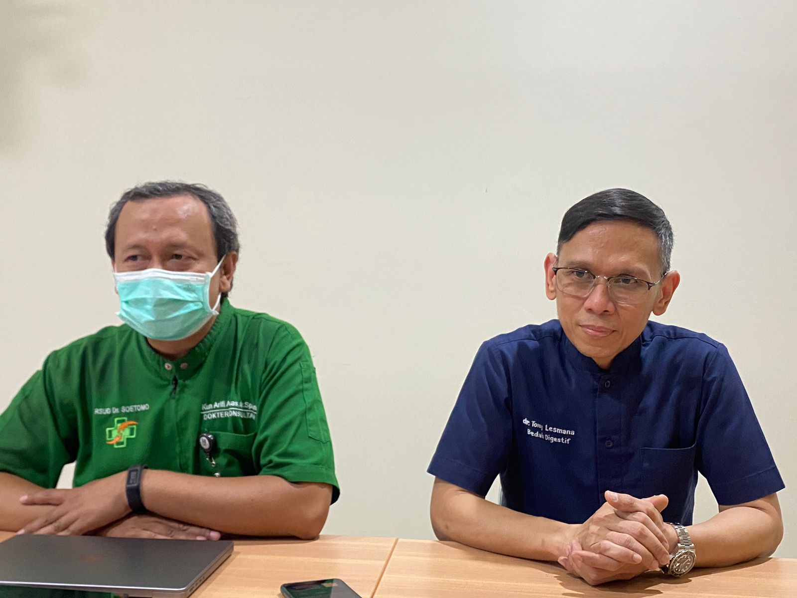 Kiri ke kanan: Dokter Kun Arifi Spesialis Anestesi Konsultan Perawatan Intensif Pelayanan Medis dan Dokter Tomy Lesmana penanggungjawab pasien korban penembakan, Jumat (29/12/2023). Foto: Meilita suarasurabaya.net