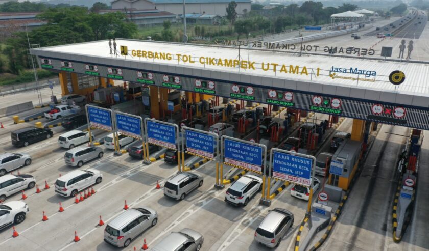 Suasana arus kendaraan di gerbang Tol Cikampek. Foto: Jasa Marga