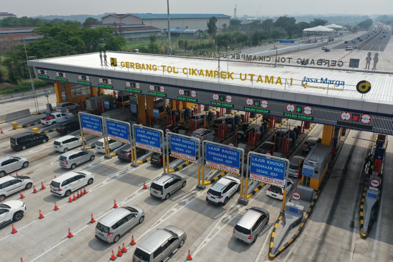 Suasana arus kendaraan di gerbang Tol Cikampek. Foto: Jasa Marga