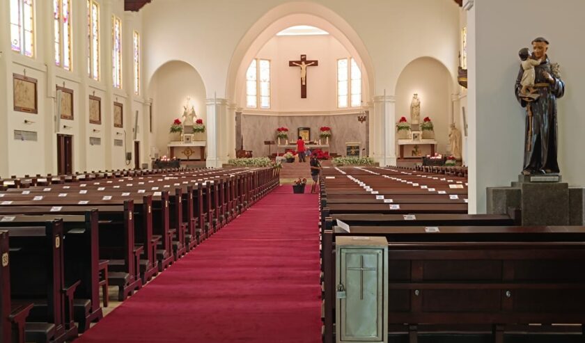 Gereja Katolik Hati Kudus Yesus (HKY) Katedral Surabaya saat dipersiapkan oleh panitia jelang Misa Natal, Minggu (24/12/2023). Foto: Risky suarasurabaya.net