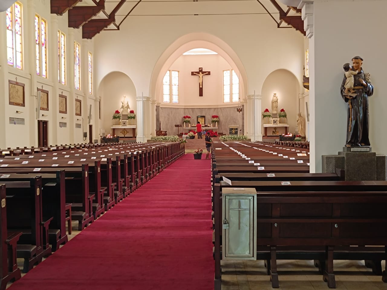 Gereja Katolik Hati Kudus Yesus (HKY) Katedral Surabaya saat dipersiapkan oleh panitia jelang Misa Natal, Minggu (24/12/2023). Foto: Risky suarasurabaya.net