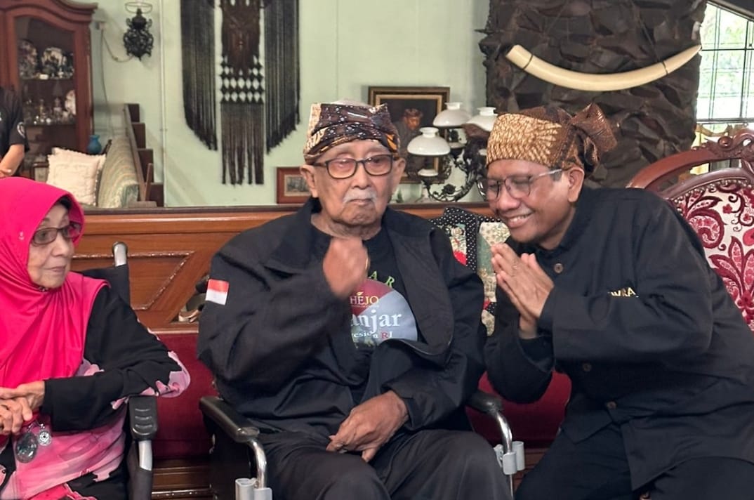 Kunjungi Solihin GP, Mahfud MD Minta Doa Restu