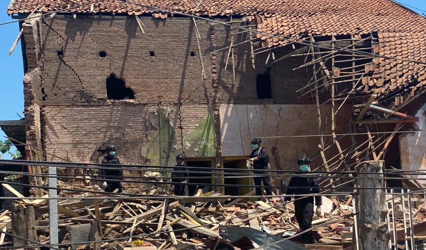 Tim gegana menyusuri bangunan rumah yang hancur terdampak ledakan di Jalan Komal, Kabupaten Bangkalan, Jumat (29/12/2023). Foto: Wildan suarasurabaya.net