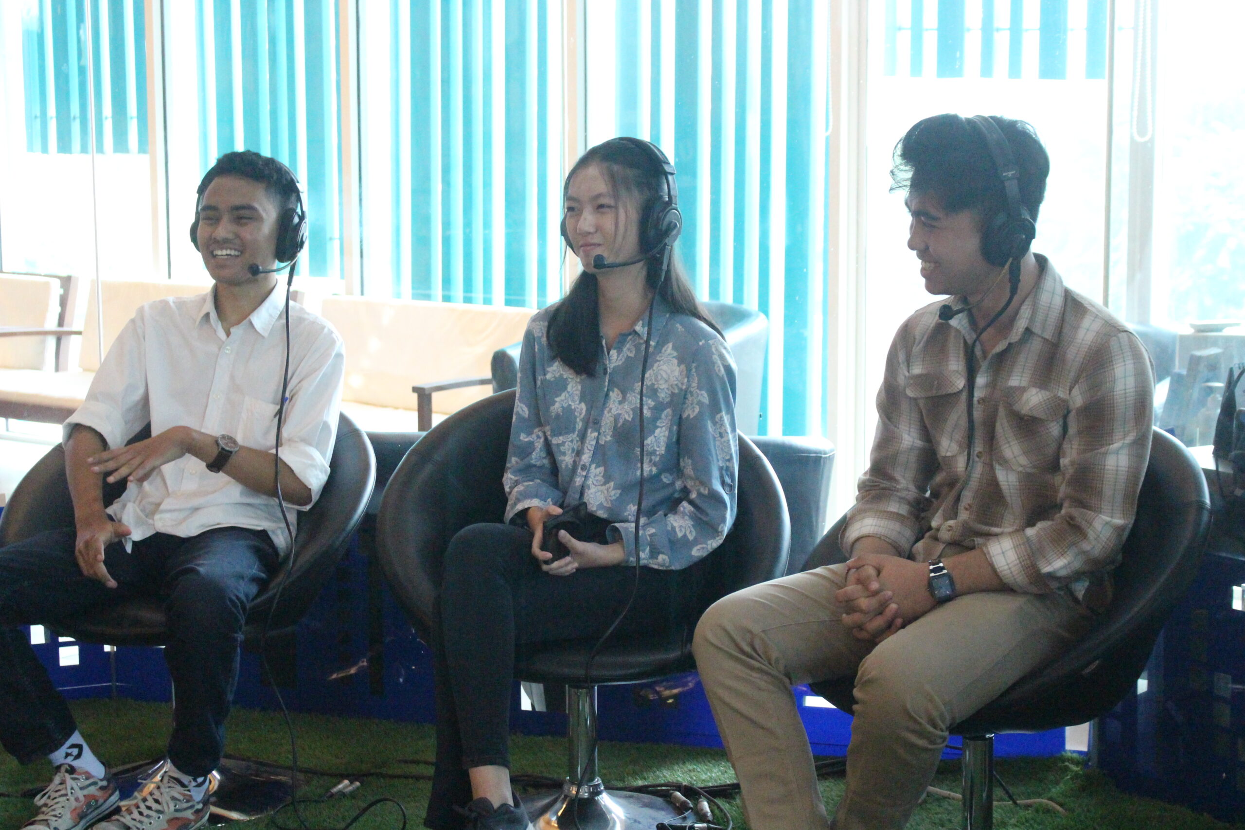 (dari kiri ke kanan) Dew Sang Saka, Evelyn Claresta, dan Qresna Pradana saat mengudara di ruang siaran radio Suara Surabaya di Suara Surabaya Centre, Rabu (20/12/2023). Foto: Athalia magang suarasurabaya.net