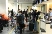 Ilustrasi - Penumpang di sedang check in di Bandara Internasional Juanda Surabaya. Foto: Angkasa Pura 1 Juanda