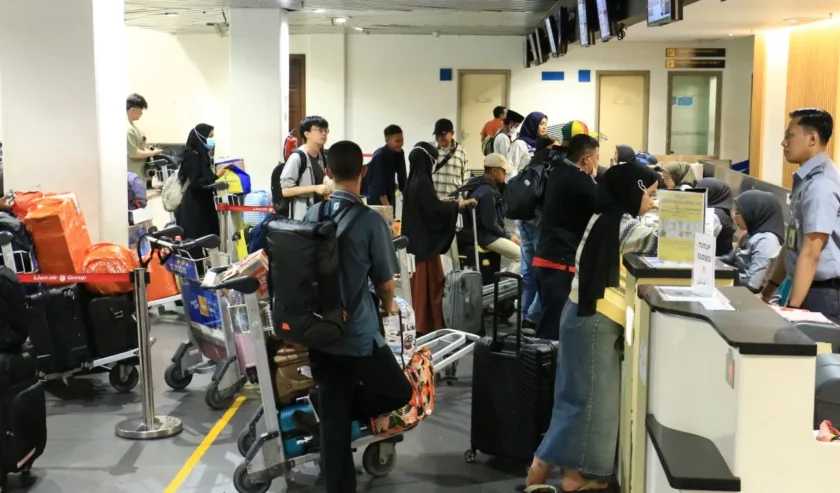 Ilustrasi - Penumpang di sedang check in di Bandara Internasional Juanda Surabaya. Foto: Angkasa Pura 1 Juanda