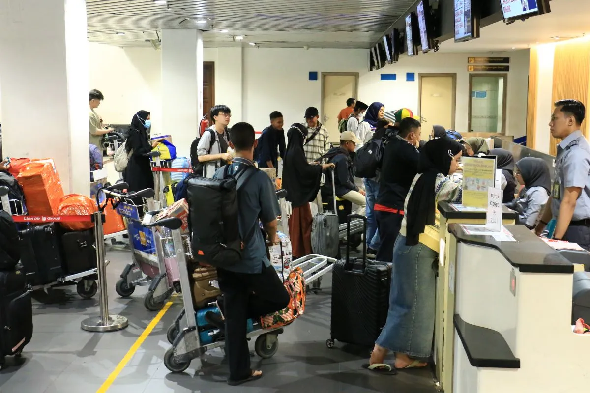 Penumpang di Bandara Internasional Juanda Surabaya. Foto: AP 1 Juanda