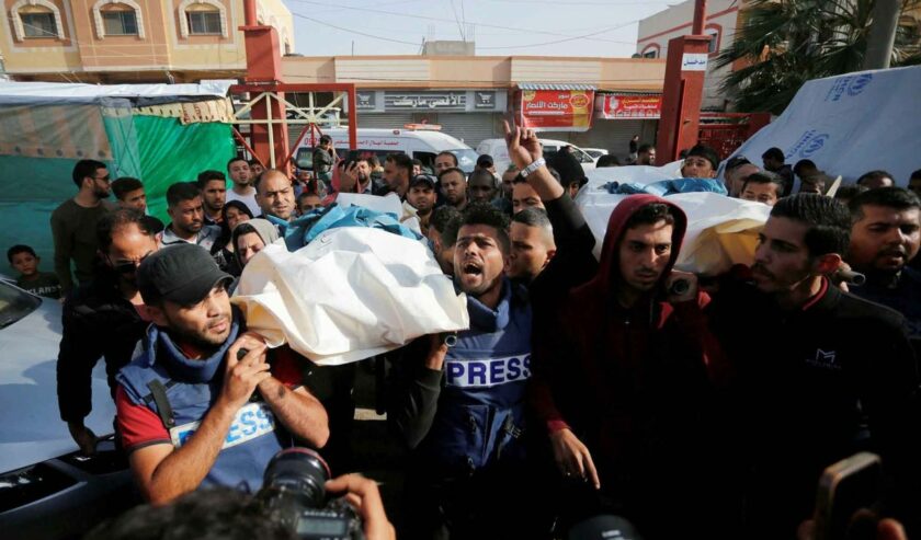 Warga Palestina berduka atas meniggalnya wartawan Hassouna Sleem dan Sary Mansour akibat serangan Israel, saat berada di sebuah rumah sakit di Jalur Gaza tengah, Minggu (19/11/2023). Foto: Reuters