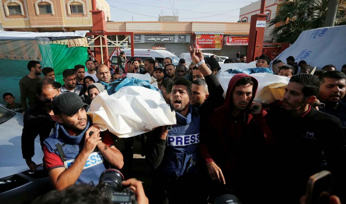 Warga Palestina berduka atas meniggalnya wartawan Hassouna Sleem dan Sary Mansour akibat serangan Israel, saat berada di sebuah rumah sakit di Jalur Gaza tengah, Minggu (19/11/2023). Foto: Reuters