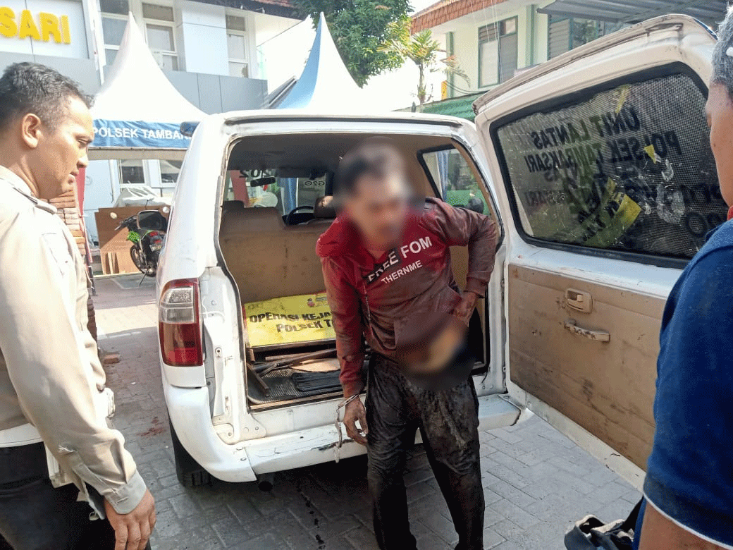 Pelaku jambret di Pacar Kembang, Surabaya saat dibawa ke kantor Polsek Tambaksari, Senin (11/12/2023). Foto: Command Center Surabaya