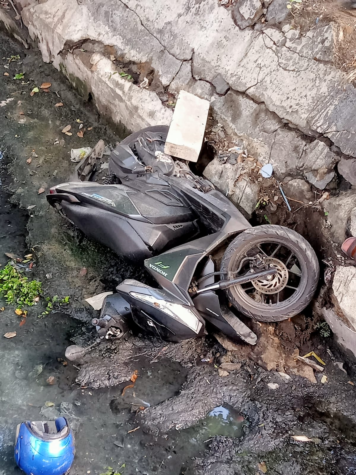 Sepeda motor pelaku jambret masuk ke dalam sungai di Pacar Kembang, Surabaya, Senin (11/12/2023). Foto: Command Center Surabaya