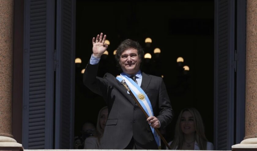 Javier Milei menyapa para pendukung dari balkon gedung pemerintah di Buenos Aires selepas dilantik menjadi presiden Argentina pada 10 Desember 2023 lalu. Foto: Associated Press