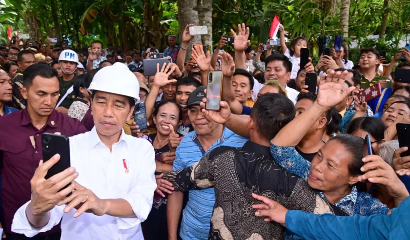 Joko Widodo Presiden RI berswafoto bersama para warga Kabupaten Kepulauan Talaud, Provinsi Sulawesi Utara, Kamis (28/12/2023). Foto: Antara