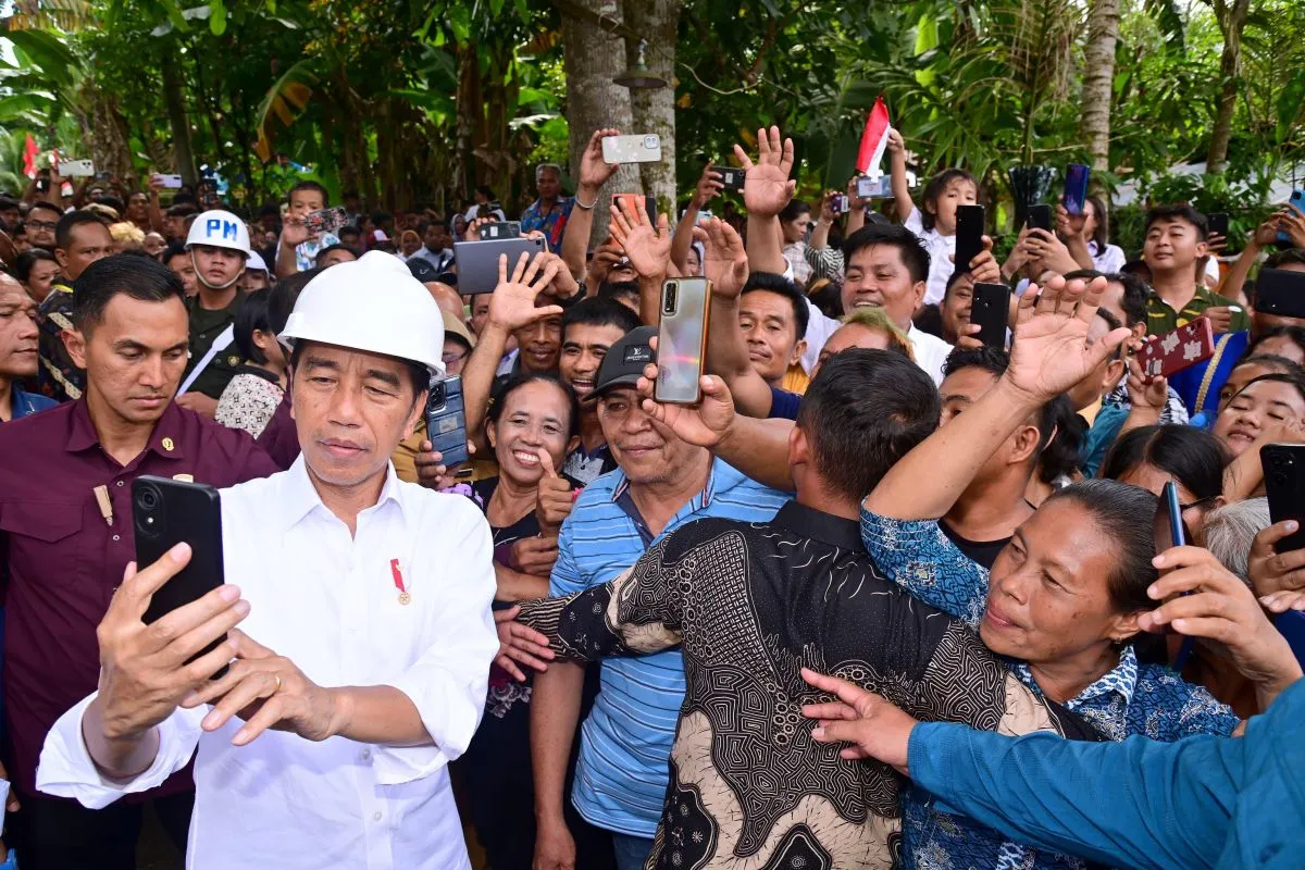 Joko Widodo Presiden RI berswafoto bersama para warga Kabupaten Kepulauan Talaud, Provinsi Sulawesi Utara, Kamis (28/12/2023). Foto: Antara