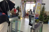 Pelanggan KAI mengggunakan layanan face recognition boarding gate atau pengenalan wajah saat boarding di Stasiun Madiun, Selasa (26/12/2023). Foto: Antara