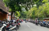 Badan Jalan Setail Darmo dipakai parkir kendaraan pengunjung KBS meski dijaga petugas Dinas Perhubungan (Dishub) Surabaya, Senin (25/12/2023). Foto: Meilita suarasurabaya.net