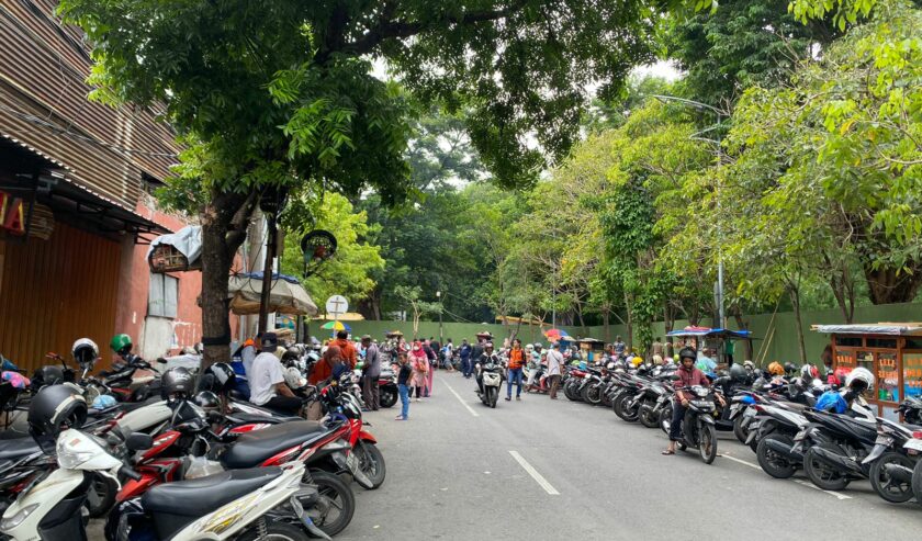 Badan Jalan Setail Darmo dipakai parkir kendaraan pengunjung KBS meski dijaga petugas Dinas Perhubungan (Dishub) Surabaya, Senin (25/12/2023). Foto: Meilita suarasurabaya.net