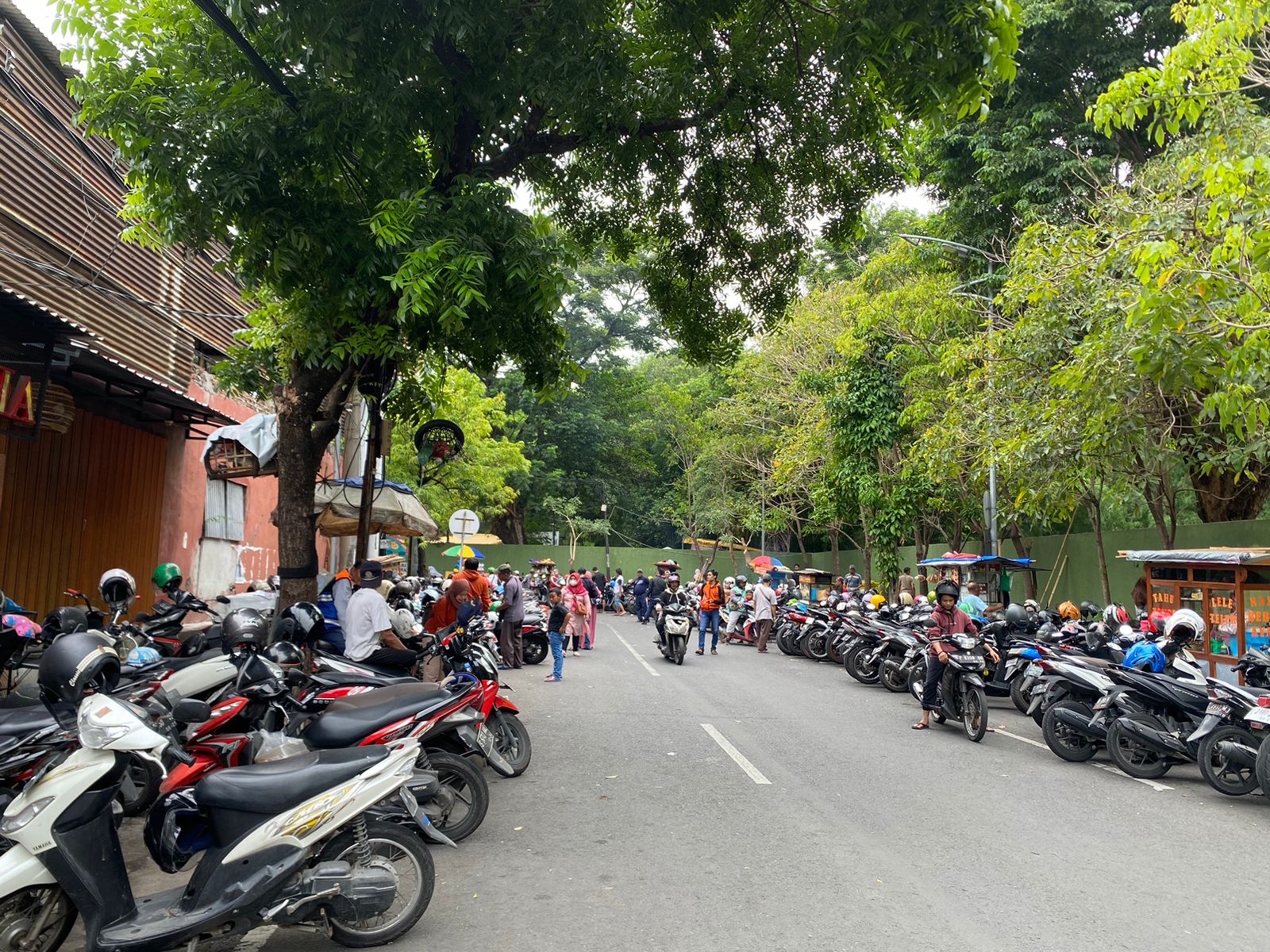 Badan Jalan Setail Darmo dipakai parkir kendaraan pengunjung KBS meski dijaga petugas Dinas Perhubungan (Dishub) Surabaya, Senin (25/12/2023). Foto: Meilita suarasurabaya.net