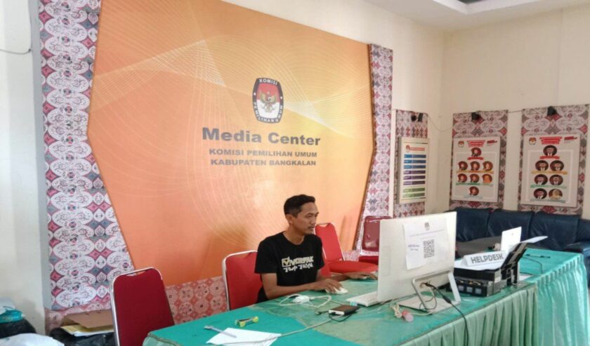 Seorang staf KPU di Kabupaten Bangkalan memeriksa kelengkapan administrasi untuk persyaratan pendaftaran calon anggota penyelenggara pemilu di masing-masing TPS di Kabupaten Bangkalan. Foto: KPU Bangkalan