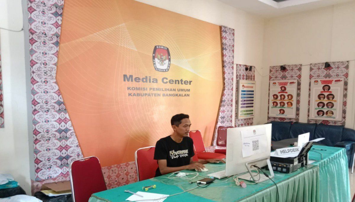 Seorang staf KPU di Kabupaten Bangkalan memeriksa kelengkapan administrasi untuk persyaratan pendaftaran calon anggota penyelenggara pemilu di masing-masing TPS di Kabupaten Bangkalan. Foto: KPU Bangkalan