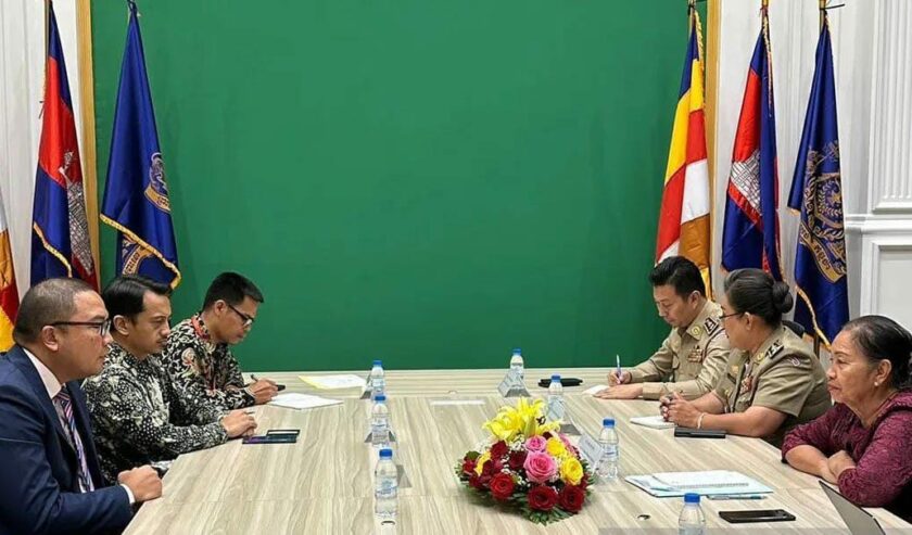 KBRI melakukan pertemuan dengan Y.M. Chou Bun Eng Wakil Ketua National Committee for Counter Trafficking (NCCT) yang bertanggung jawab langsung kepada Perdana Menteri Kamboja, di Phnom Penh pada Kamis (21/12/2023). Foto: Antara