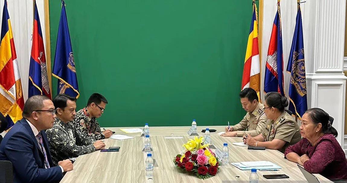 KBRI melakukan pertemuan dengan Y.M. Chou Bun Eng Wakil Ketua National Committee for Counter Trafficking (NCCT) yang bertanggung jawab langsung kepada Perdana Menteri Kamboja, di Phnom Penh pada Kamis (21/12/2023). Foto: Antara