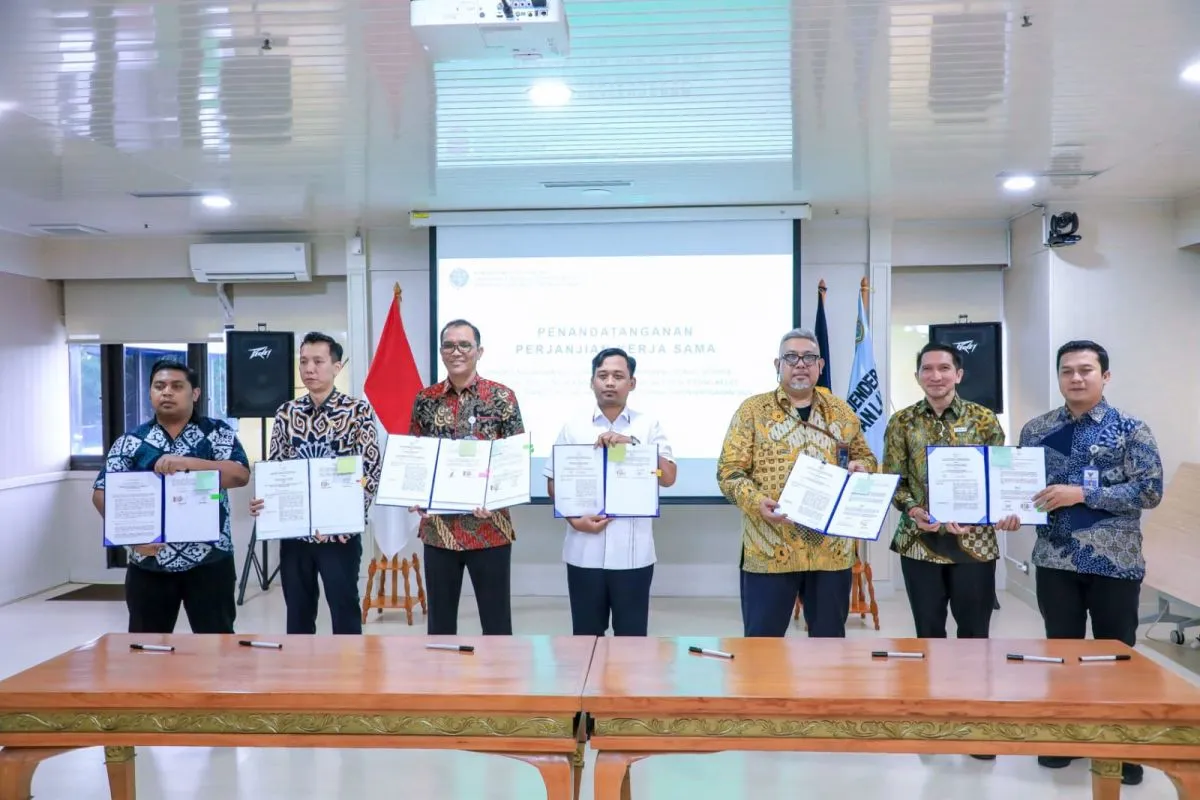 Seremoni penandatanganan perjanjian terpadu dilakukan secara simbolis antara Capt. Hendri Ginting Direktur Lalu Lintas dan Angkutan Laut, Direktur Utama PT PELNI (Persero), Direktur Utama PT ASDP Indonesia Ferry (Persero), Direktur Utama PT Djakarta Lloyd (Persero), Direktur Utama PT Aksar Saputra Lines, Direktur Utama PT Citra Baru Adinusantara, serta KPA dan PPK Kegiatan Perintis Pangkalan Ternate yang diselenggarakan di Jakarta, Jumat (29/12/2023). Foto: Antara